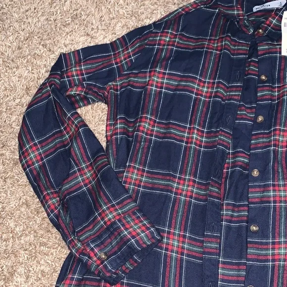 NWT Hollister Women’s Navy and Red Plaid Button-Front Boyfriend Fit Shirt Small - Picture 4 of 7
